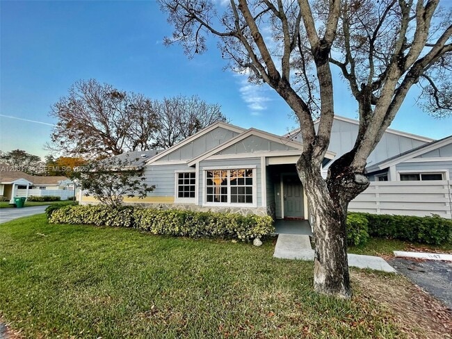 13754 SW 147th Cir Ln in Miami, FL - Building Photo - Building Photo