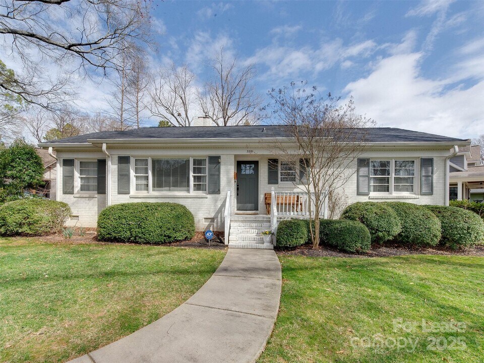 3221 Sunset Dr in Charlotte, NC - Building Photo