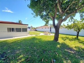 140 Iroquois St in Miami Springs, FL - Building Photo - Building Photo