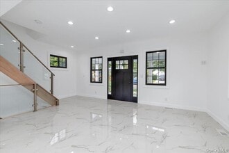 245 Garfield Ave in Mineola, NY - Building Photo - Building Photo