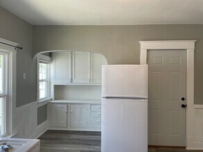 318 Broad St, Unit Upper in Oshkosh, WI - Building Photo - Building Photo