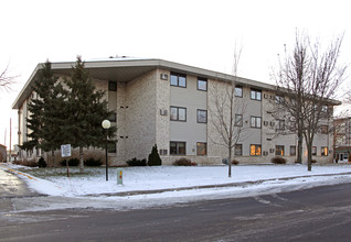 Broadway Square in Monticello, MN - Foto de edificio - Building Photo