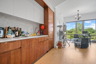 75 Park Ln S in Jersey City, NJ - Building Photo - Building Photo