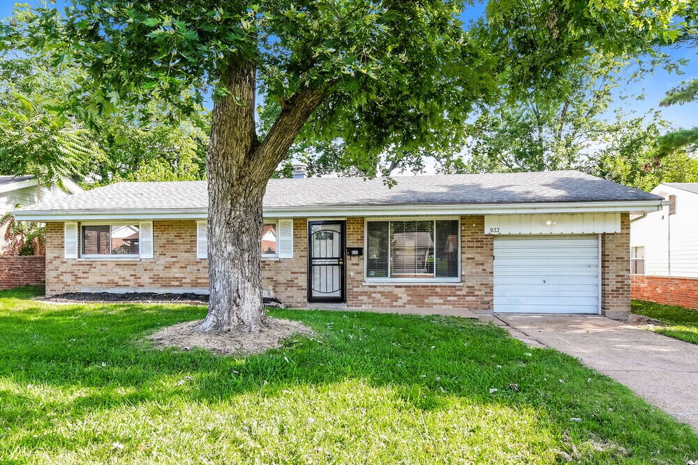 933 Lebon Dr in St. Louis, MO - Building Photo