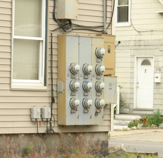 82 W Hollis St in Nashua, NH - Foto de edificio - Building Photo