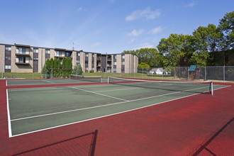 Oakwood Court Apartments in St. Cloud, MN - Building Photo - Building Photo