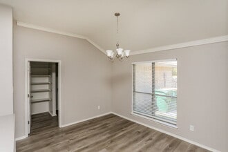 721 S Highland Dr in Cedar Hill, TX - Foto de edificio - Building Photo