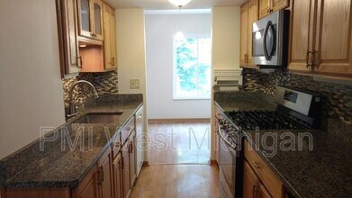 6433 Wainscot Dr SE in Grand Rapids, MI - Building Photo - Building Photo