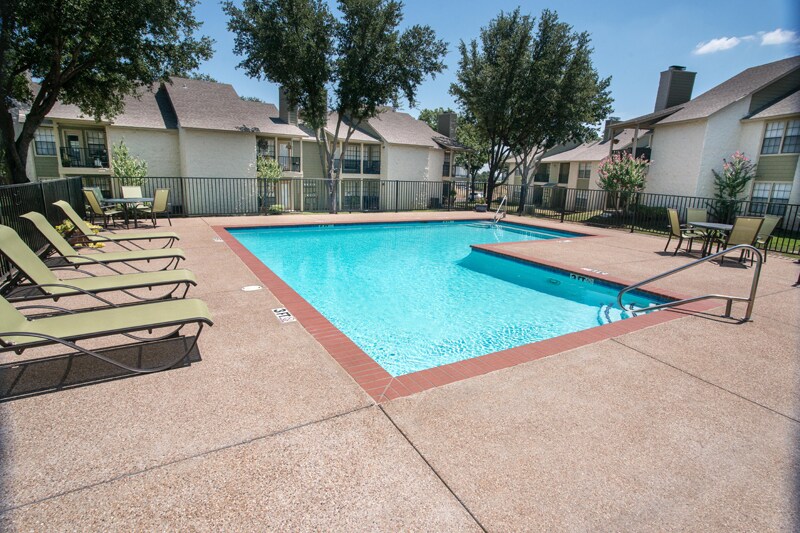 Courtyard Apartments and Mini Storage in Granbury, TX - Foto de edificio