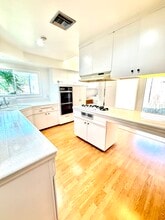1220 Crest Vista Dr in Monterey Park, CA - Foto de edificio - Building Photo