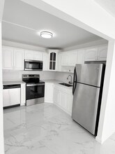 1300 NE Miami Gardens Dr in North Miami Beach, FL - Foto de edificio - Building Photo