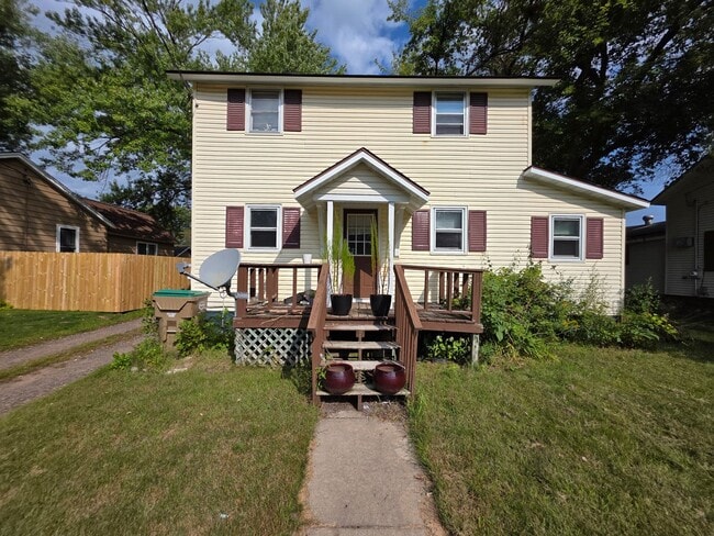 108 W Vine St in Chippewa Falls, WI - Building Photo - Building Photo