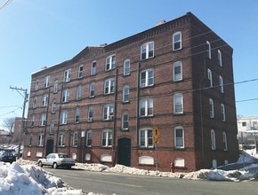 62-64 Commercial St in Holyoke, MA - Foto de edificio - Building Photo