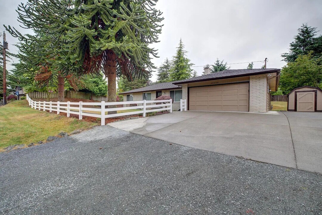 30225 24th Ave SW in Federal Way, WA - Building Photo