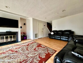 176 Thoreau Dr in Plainsboro, NJ - Building Photo - Building Photo