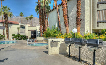 1550 S Camino Real in Palm Springs, CA - Foto de edificio - Building Photo