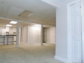 14 Mayfair Pl in Trumbull, CT - Building Photo - Building Photo