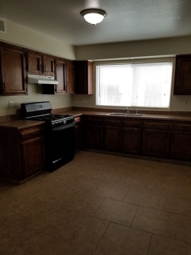 1011 Padre St in Bakersfield, CA - Building Photo - Building Photo