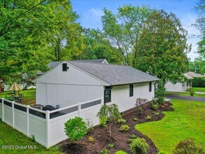 379 Caroline St in Saratoga Springs, NY - Building Photo - Building Photo