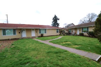 8610 SE 32nd Ave in Milwaukie, OR - Foto de edificio - Building Photo