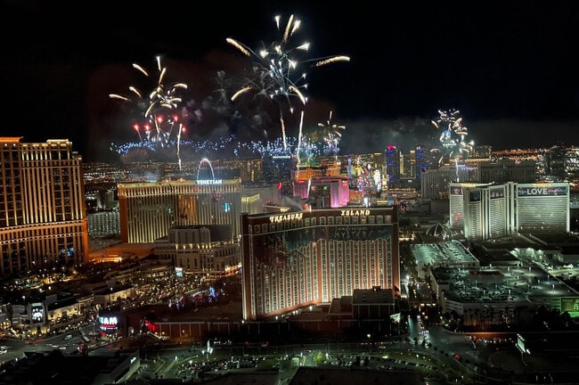 2000 N Fashion Show Dr, Unit 5904 in Las Vegas, NV - Building Photo - Building Photo