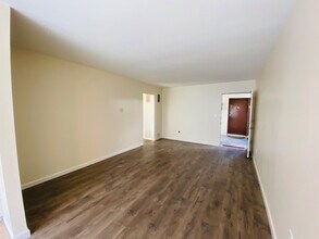 10851 Moorpark St in North Hollywood, CA - Foto de edificio - Building Photo