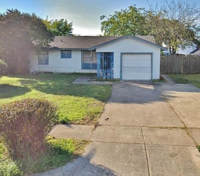 8336 Bunche Dr in Dallas, TX - Building Photo