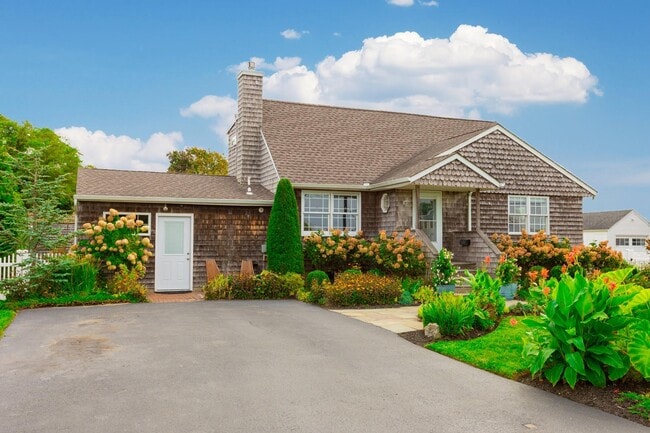 859 E Bay Dr in West Islip, NY - Building Photo - Building Photo