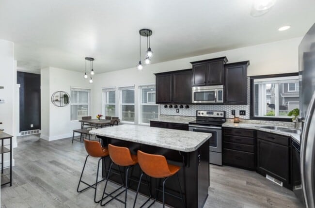 15187 S Saber Pl in Riverton, UT - Building Photo - Building Photo