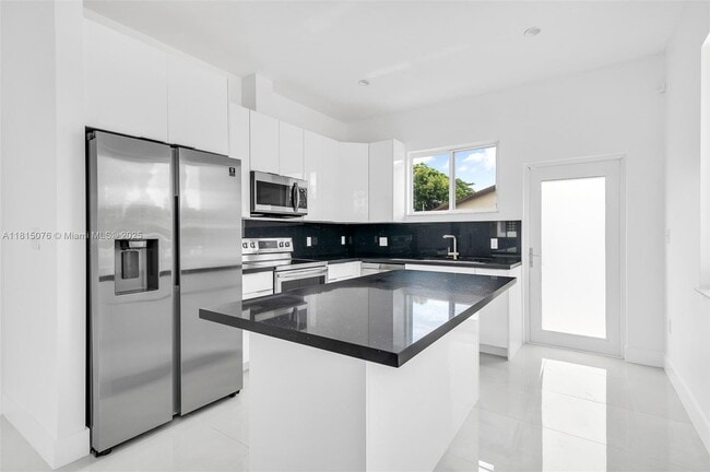 785 SW 7th Ave in Hallandale Beach, FL - Building Photo - Building Photo