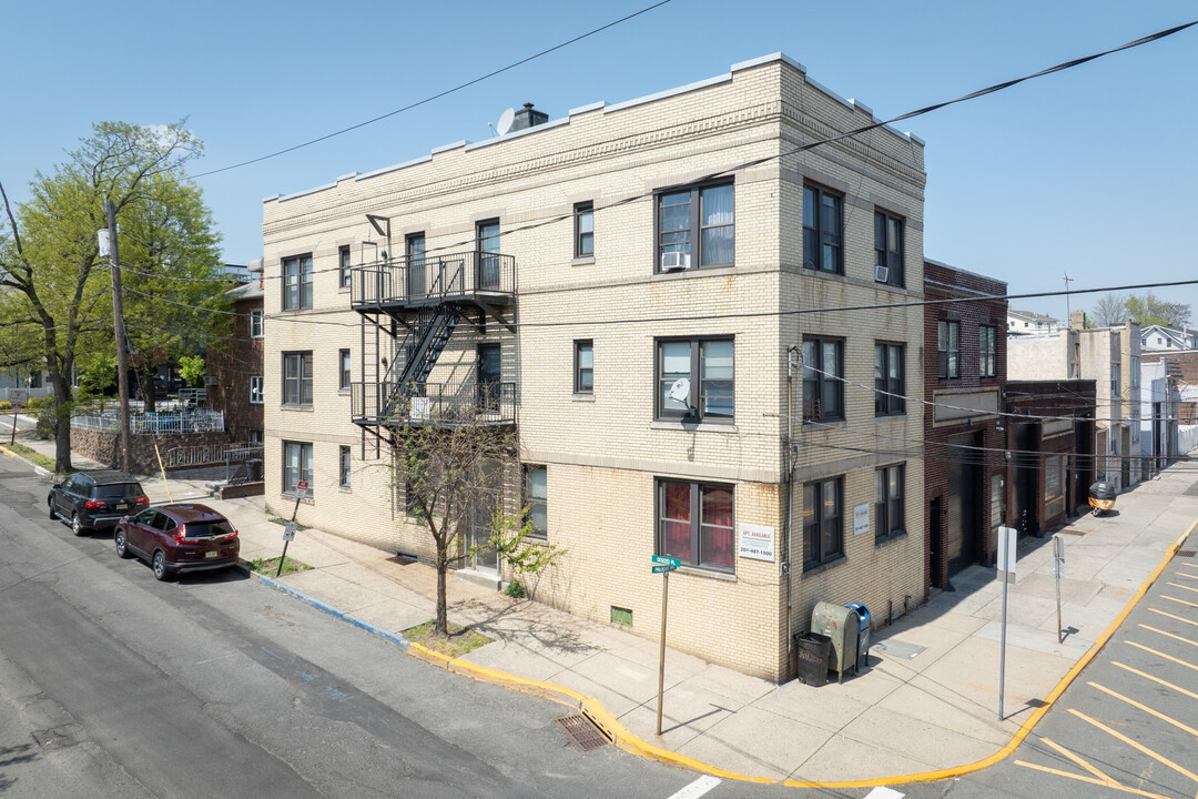 Desoto Place in Cliffside Park, NJ - Foto de edificio