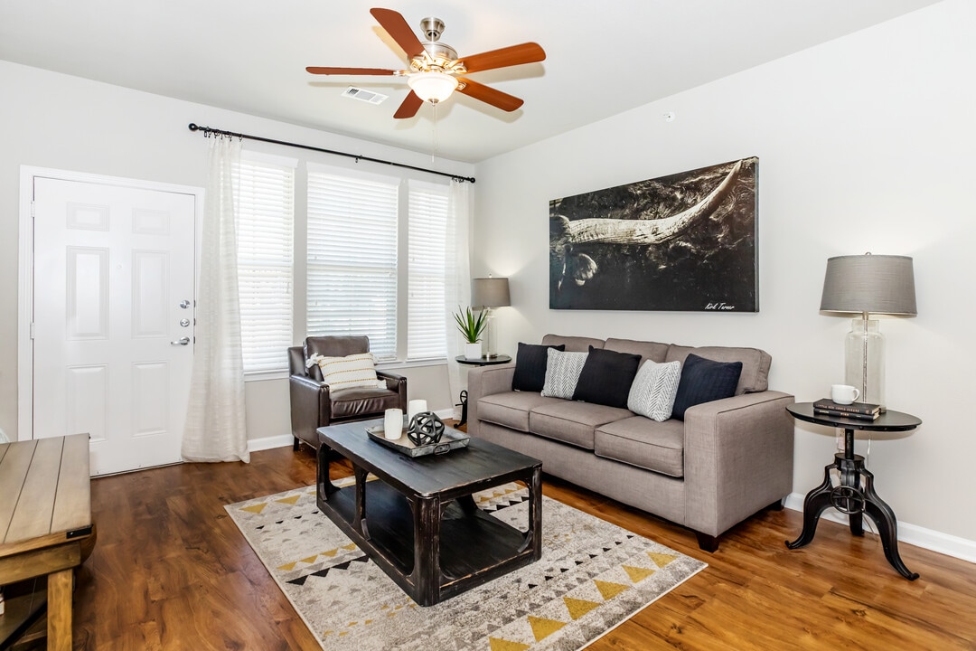 The Landings at Creekside in New Braunfels, TX - Building Photo