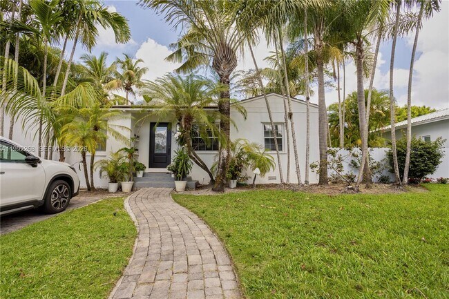 5755 Devonshire Blvd in Miami, FL - Building Photo - Building Photo