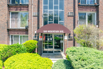 180 Mountain Ave in Malden, MA - Foto de edificio - Building Photo