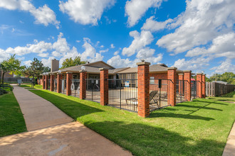 Grand Off Western in Oklahoma City, OK - Foto de edificio - Building Photo