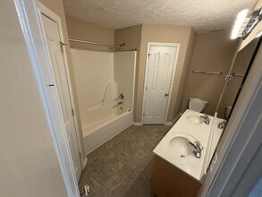 1726 Luton Dr in La Vergne, TN - Foto de edificio - Building Photo