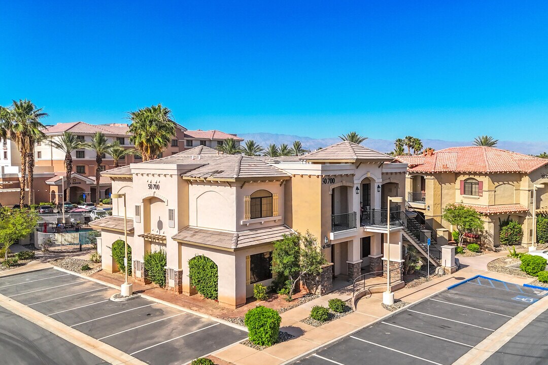 50700 Santa Rosa Plz in La Quinta, CA - Building Photo
