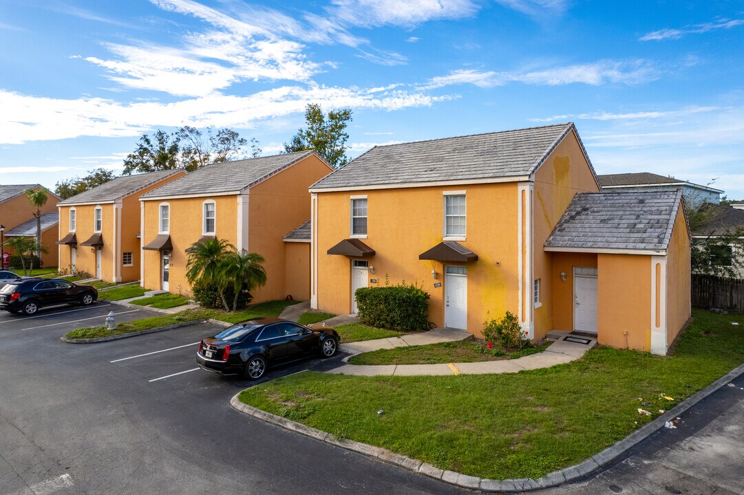 Orlando Sun Village in Kissimmee, FL - Foto de edificio