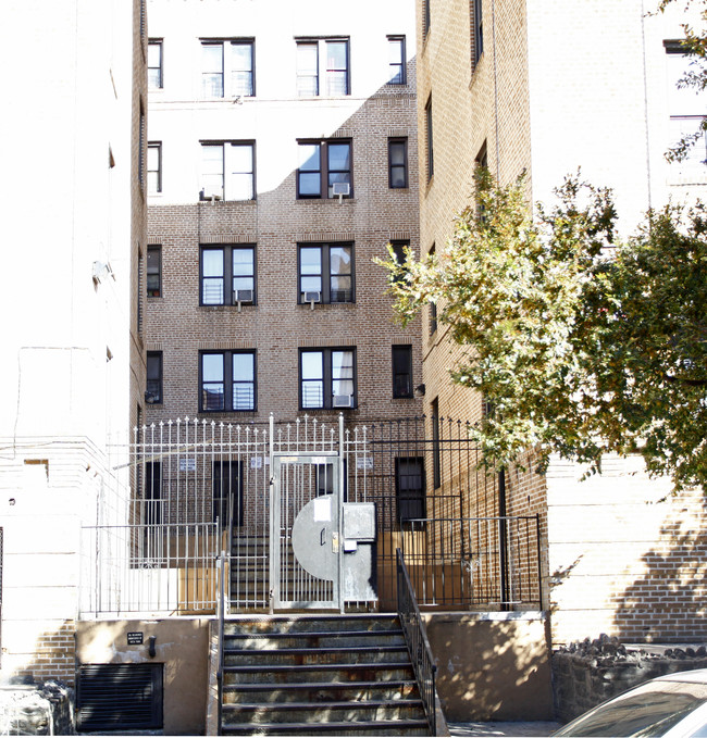 615 E 168th St in Bronx, NY - Foto de edificio - Building Photo