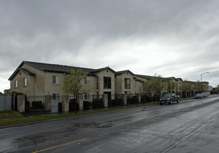 Sherwood Pointe Apartments in Madera, CA - Building Photo - Building Photo