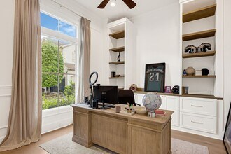 2706 Tudor Manor in Houston, TX - Foto de edificio - Building Photo