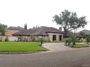 2301 SW Greenbriar Square in McAllen, TX - Building Photo - Building Photo