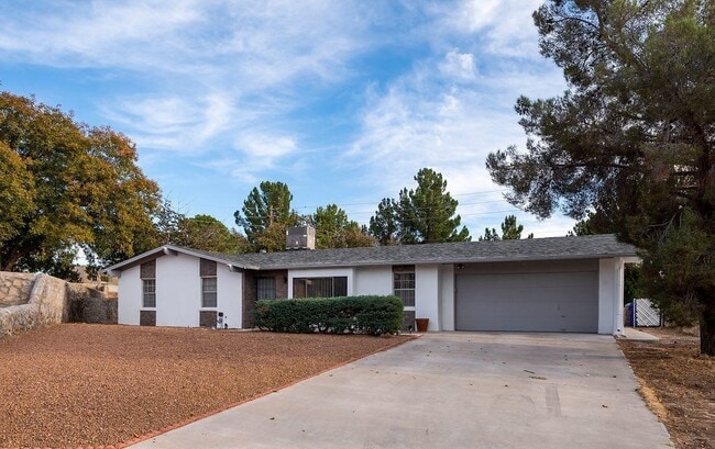 property at 2955 Huntington Dr