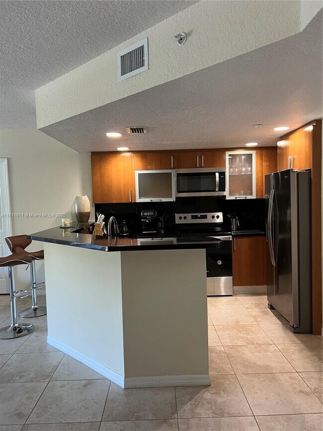 201 Golden Isles Dr in Hallandale Beach, FL - Building Photo - Building Photo