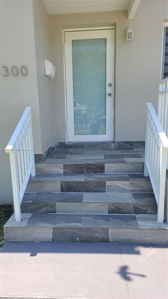 6300 SW 21st St in Miami, FL - Building Photo - Building Photo