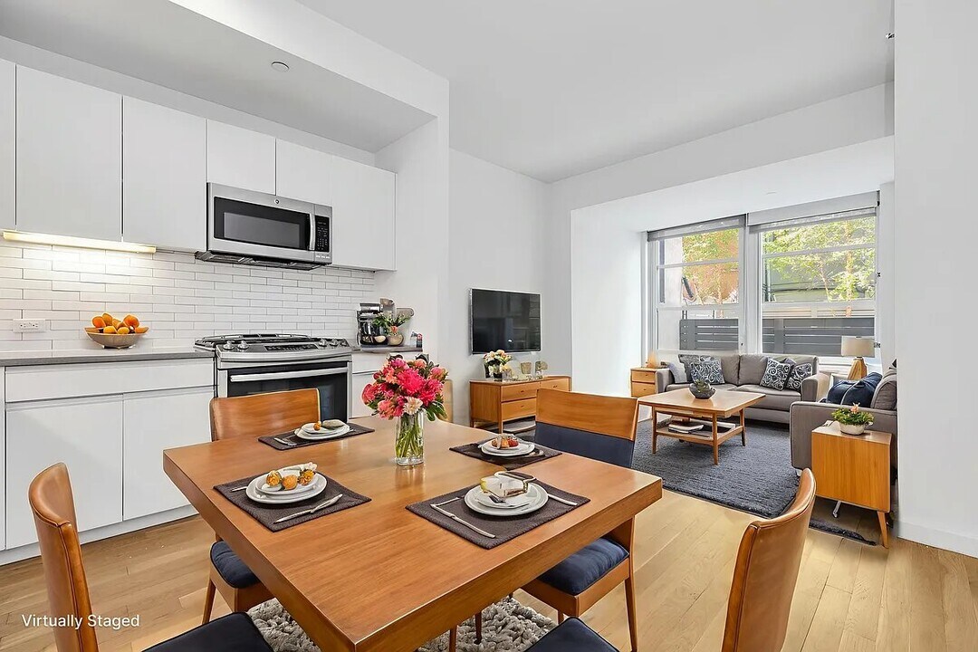 331 E Houston St in New York, NY - Building Photo