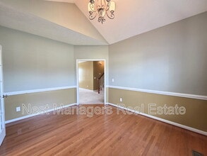 1612 Middle Creek Cir in Fayetteville, NC - Building Photo - Building Photo