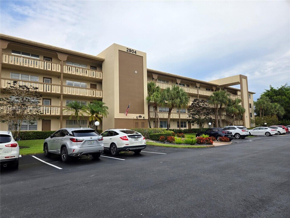 2904 Victoria Pl in Coconut Creek, FL - Building Photo