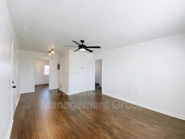 property at 1722 N Lindsay Ave