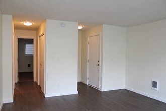 9222 N Lombard St in Portland, OR - Building Photo - Building Photo